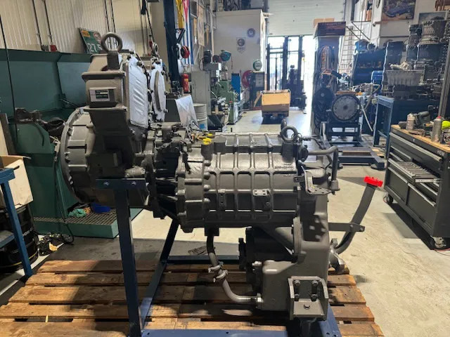 Komatsu Grader GD825A-2 WA500-6 - תיבת הילוכים: תמונה 1 Komatsu Grader GD825A-2 WA500-6 - תיבת הילוכים: תמונה 1