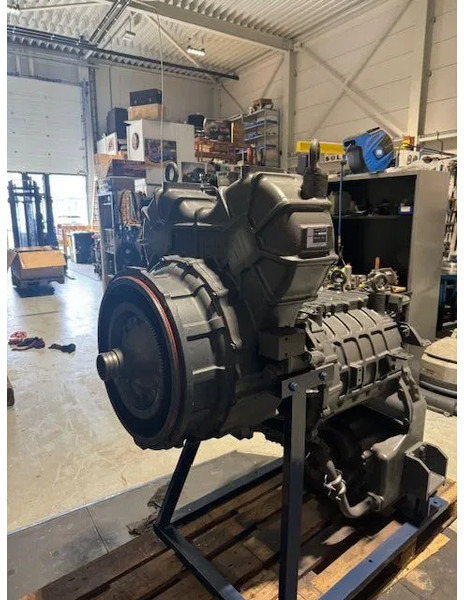 Komatsu Grader GD825A-2 WA500-6 - תיבת הילוכים: תמונה 5 Komatsu Grader GD825A-2 WA500-6 - תיבת הילוכים: תמונה 5