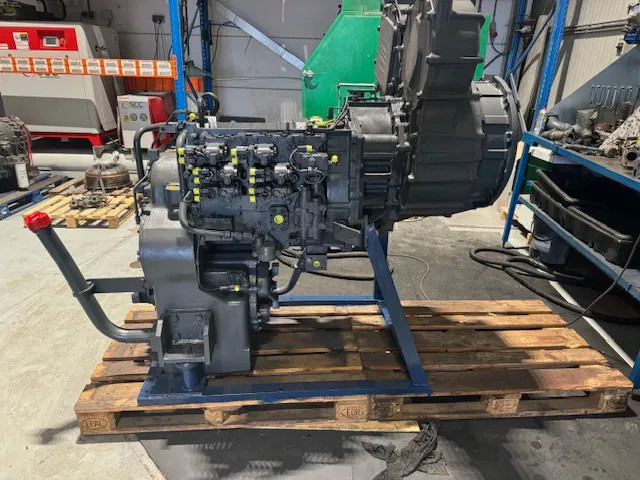 Komatsu Grader GD825A-2 WA500-6 - תיבת הילוכים: תמונה 2 Komatsu Grader GD825A-2 WA500-6 - תיבת הילוכים: תמונה 2