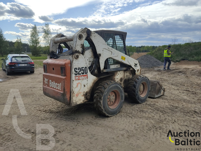 Bobcat S 250 - מעמיס היגוי החלקה: תמונה 4 Bobcat S 250 - מעמיס היגוי החלקה: תמונה 4