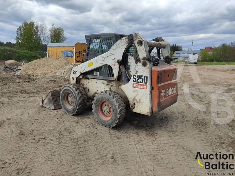 Bobcat S 250 - מעמיס היגוי החלקה: תמונה 5 Bobcat S 250 - מעמיס היגוי החלקה: תמונה 5