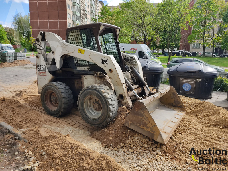 Bobcat S 250 - מעמיס היגוי החלקה: תמונה 2 Bobcat S 250 - מעמיס היגוי החלקה: תמונה 2