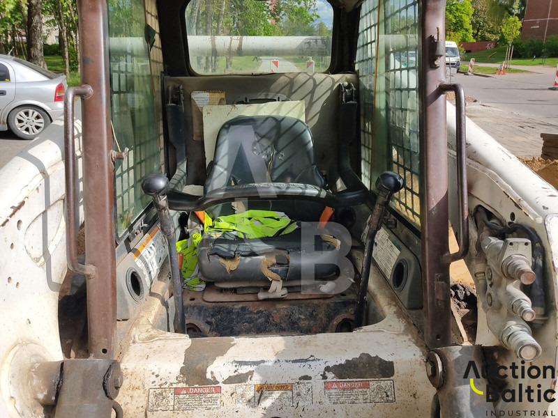 Bobcat S 250 - מעמיס היגוי החלקה: תמונה 5 Bobcat S 250 - מעמיס היגוי החלקה: תמונה 5