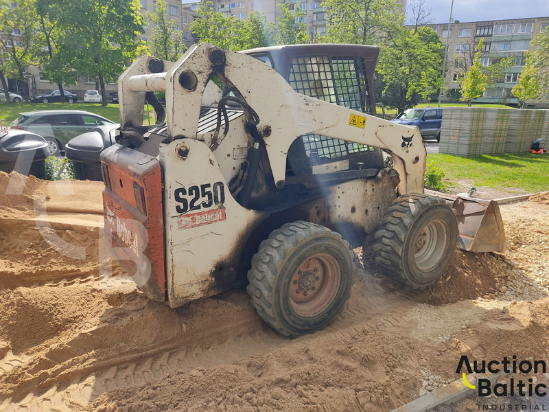 Bobcat S 250 - מעמיס היגוי החלקה: תמונה 4 Bobcat S 250 - מעמיס היגוי החלקה: תמונה 4