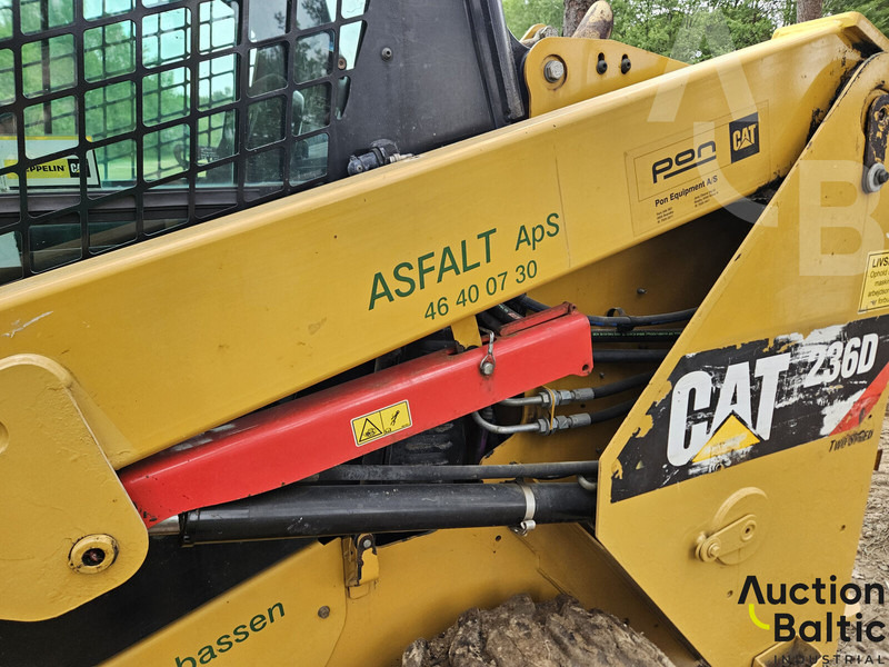 מעמיס היגוי החלקה Caterpillar 236 D: תמונה 14