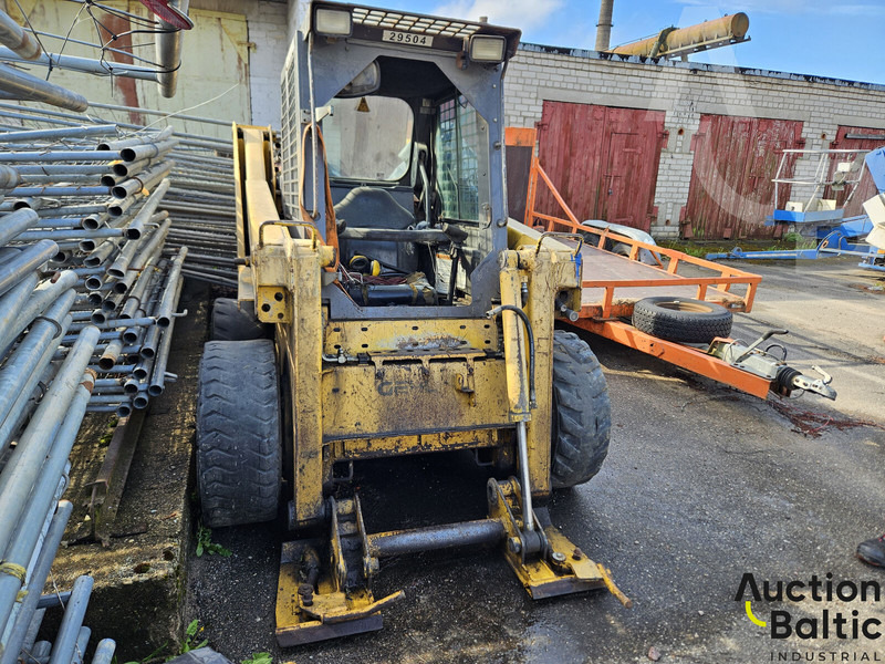 Gehl 4835 SXT - מעמיס היגוי החלקה: תמונה 1 Gehl 4835 SXT - מעמיס היגוי החלקה: תמונה 1