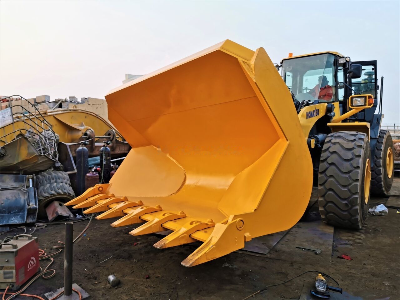 AME Side Dump Bucket - דלי מעמיס עבור מעמיס: תמונה 2 AME Side Dump Bucket - דלי מעמיס עבור מעמיס: תמונה 2