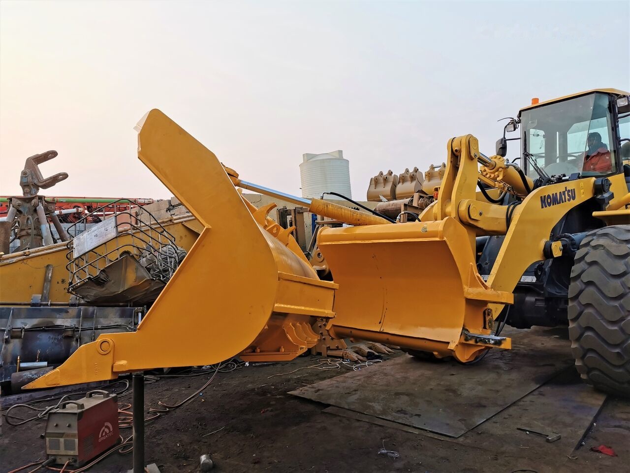 AME Side Dump Bucket - דלי מעמיס עבור מעמיס: תמונה 4 AME Side Dump Bucket - דלי מעמיס עבור מעמיס: תמונה 4