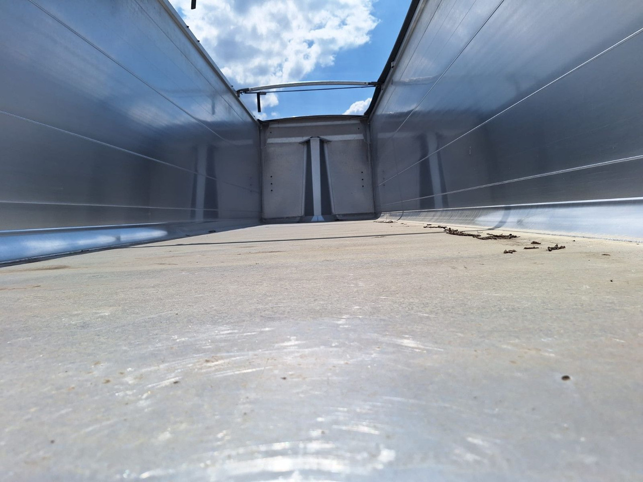 Benalu Bulkliner S 95 50m³ Kombiklappe - סמיטריילר עם מזהיר: תמונה 4 Benalu Bulkliner S 95 50m³ Kombiklappe - סמיטריילר עם מזהיר: תמונה 4