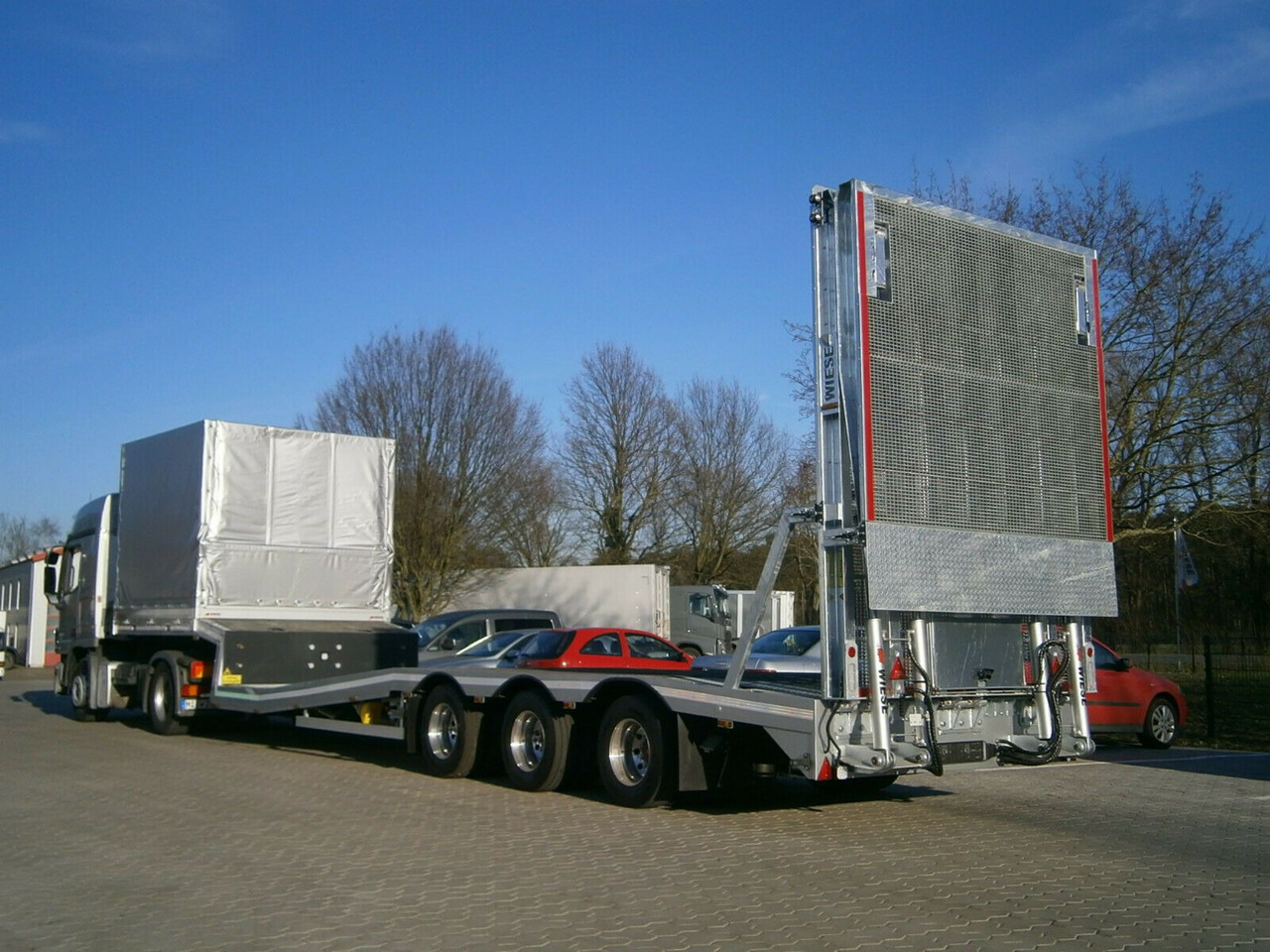 Gabelstaplertransporter Tiefbett Rampen - סמיטריילר עם מטען נמוך: תמונה 1 Gabelstaplertransporter Tiefbett Rampen - סמיטריילר עם מטען נמוך: תמונה 1