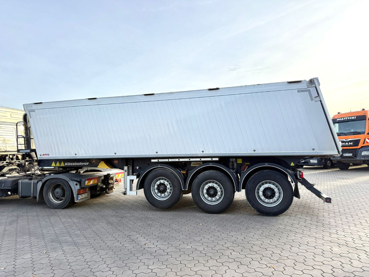 Kässbohrer K.SKA Aluminium Kipper 30m³ Top Zustand - סמיטריילר עם מזהיר: תמונה 5 Kässbohrer K.SKA Aluminium Kipper 30m³ Top Zustand - סמיטריילר עם מזהיר: תמונה 5