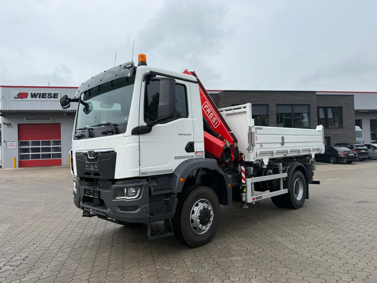 MAN 18.320 4x4 mit Fassi Ladekran Sofort Verfügbar - מזהיר, משאית מנוף: תמונה 1 MAN 18.320 4x4 mit Fassi Ladekran Sofort Verfügbar - מזהיר, משאית מנוף: תמונה 1