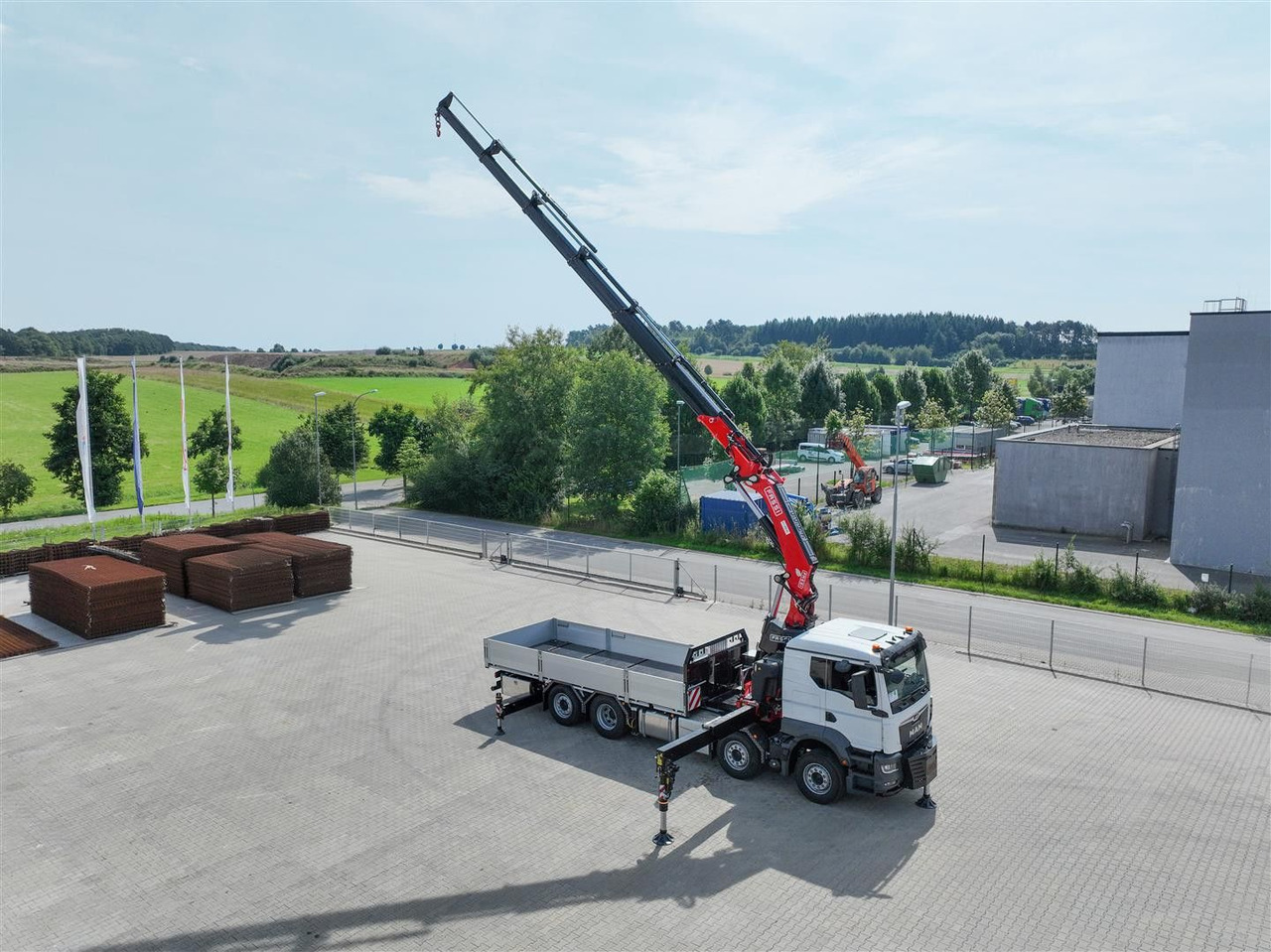 MAN 35.470 8x2 Kran F710 RA2.26 - משאית צד נופל/ שטוחה, משאית מנוף: תמונה 1 MAN 35.470 8x2 Kran F710 RA2.26 - משאית צד נופל/ שטוחה, משאית מנוף: תמונה 1