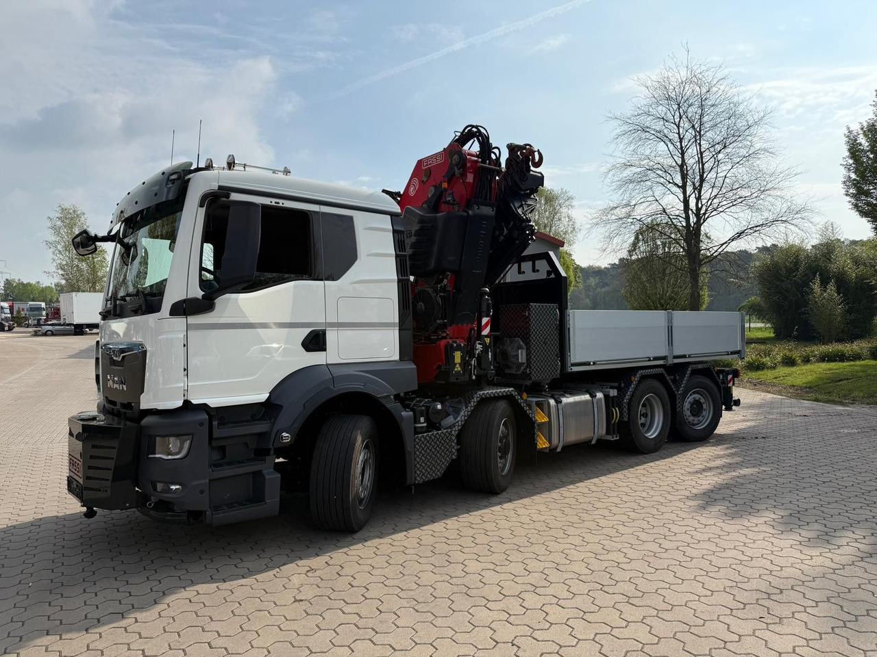 MAN 35.520 8x4 Kran Fassi F800, OHNE ABSTÜTZÜBERWACH - משאית צד נופל/ שטוחה, משאית מנוף: תמונה 2 MAN 35.520 8x4 Kran Fassi F800, OHNE ABSTÜTZÜBERWACH - משאית צד נופל/ שטוחה, משאית מנוף: תמונה 2