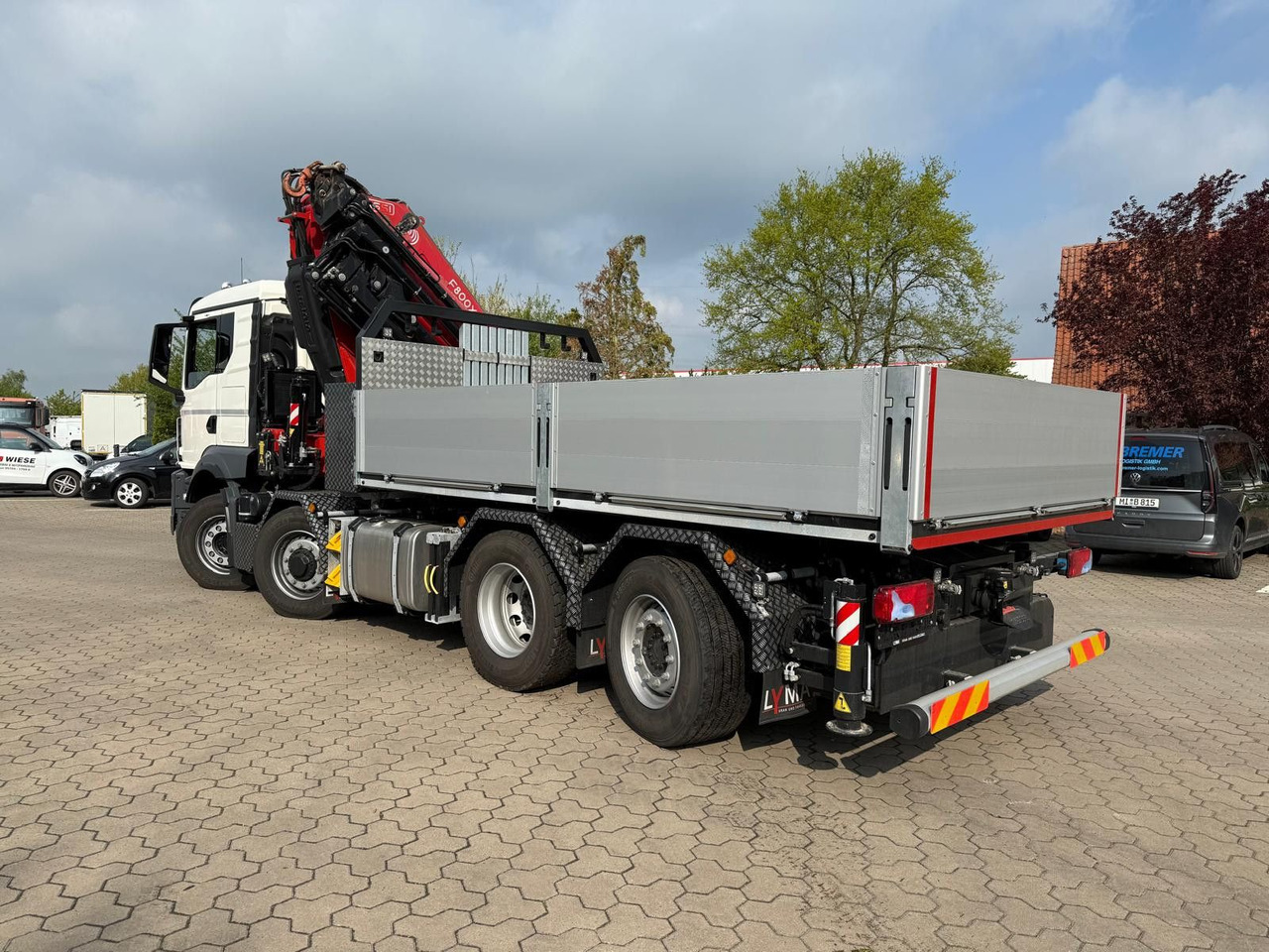 MAN 35.520 8x4 mit Kran Fassi F800 RA2.28 - משאית צד נופל/ שטוחה, משאית מנוף: תמונה 1 MAN 35.520 8x4 mit Kran Fassi F800 RA2.28 - משאית צד נופל/ שטוחה, משאית מנוף: תמונה 1