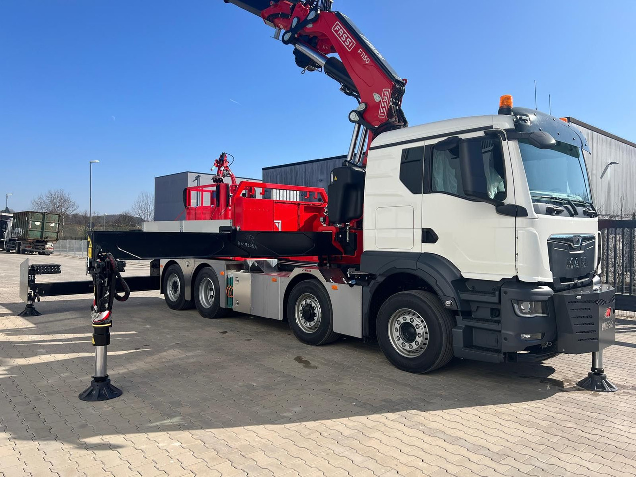 MAN 8x4 mit F1150RA.2.28 L616 Winde, 2.per. Korb - משאית צד נופל/ שטוחה, משאית מנוף: תמונה 1 MAN 8x4 mit F1150RA.2.28 L616 Winde, 2.per. Korb - משאית צד נופל/ שטוחה, משאית מנוף: תמונה 1