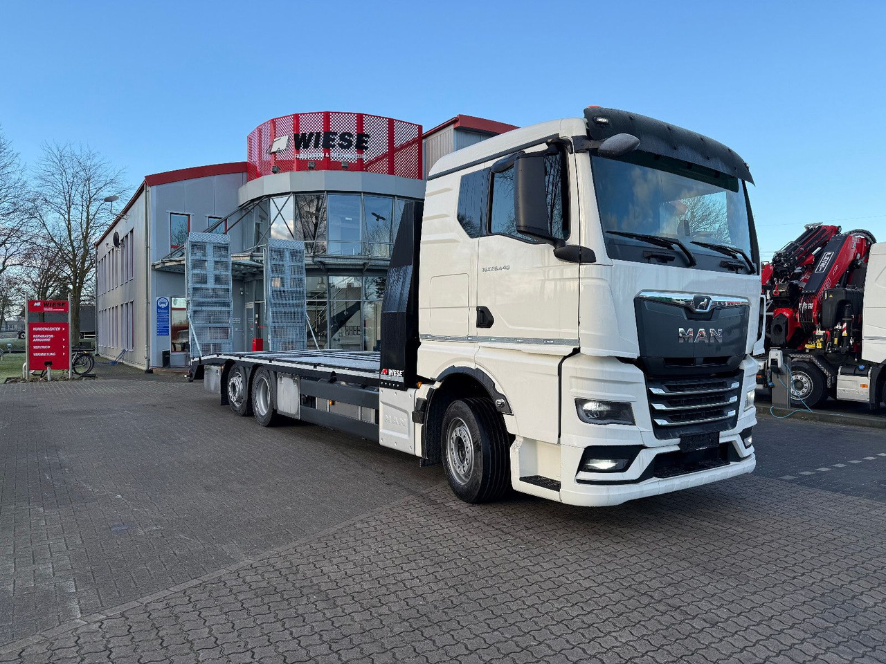 MAN Baumaschinen- Arbeitsbühnentransporter Rampen - משאית גרירה: תמונה 1 MAN Baumaschinen- Arbeitsbühnentransporter Rampen - משאית גרירה: תמונה 1