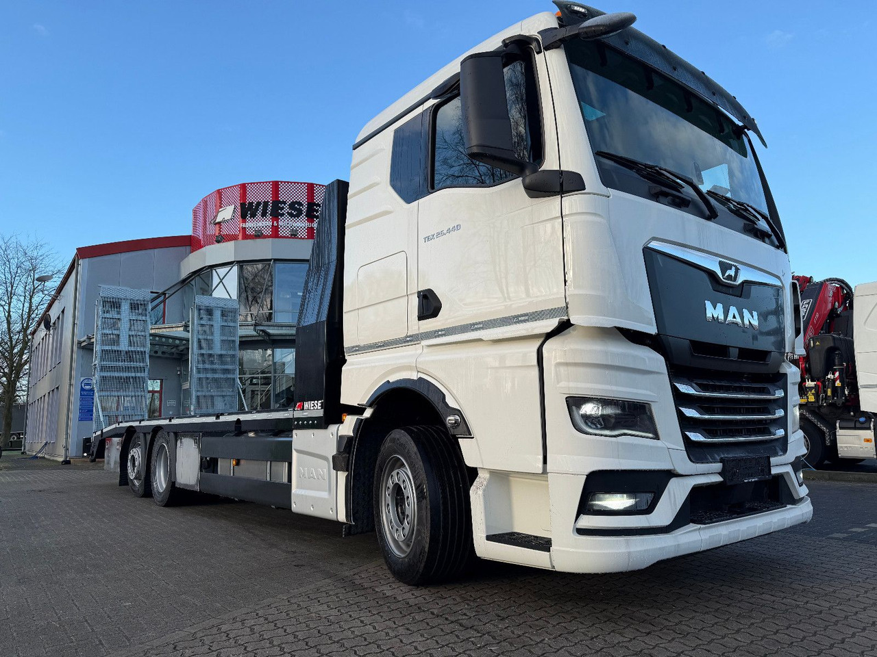 MAN Baumaschinen-  Arbeitsbühnentransporter Rampen - משאית גרירה: תמונה 2 MAN Baumaschinen-  Arbeitsbühnentransporter Rampen - משאית גרירה: תמונה 2