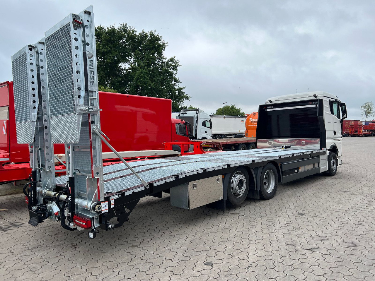 MAN Baumaschinen- Arbeitsbühnentransporter Rampen - משאית גרירה: תמונה 2 MAN Baumaschinen- Arbeitsbühnentransporter Rampen - משאית גרירה: תמונה 2