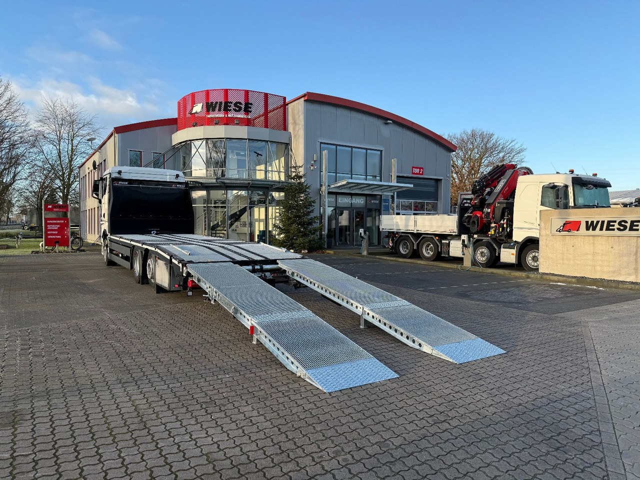 MAN Baumaschinen-  Arbeitsbühnentransporter Rampen - משאית הובלה אוטומטית: תמונה 1 MAN Baumaschinen-  Arbeitsbühnentransporter Rampen - משאית הובלה אוטומטית: תמונה 1