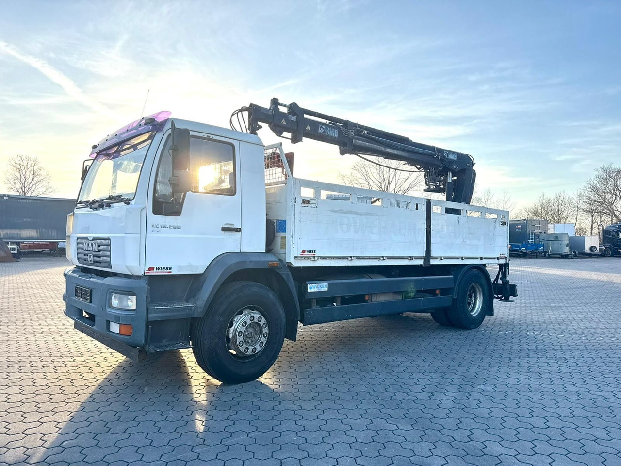 MAN LE 18.280 Pritsche mit HIAB 133 K PRO/HIPRO Kran - משאית צד נופל/ שטוחה, משאית מנוף: תמונה 2 MAN LE 18.280 Pritsche mit HIAB 133 K PRO/HIPRO Kran - משאית צד נופל/ שטוחה, משאית מנוף: תמונה 2