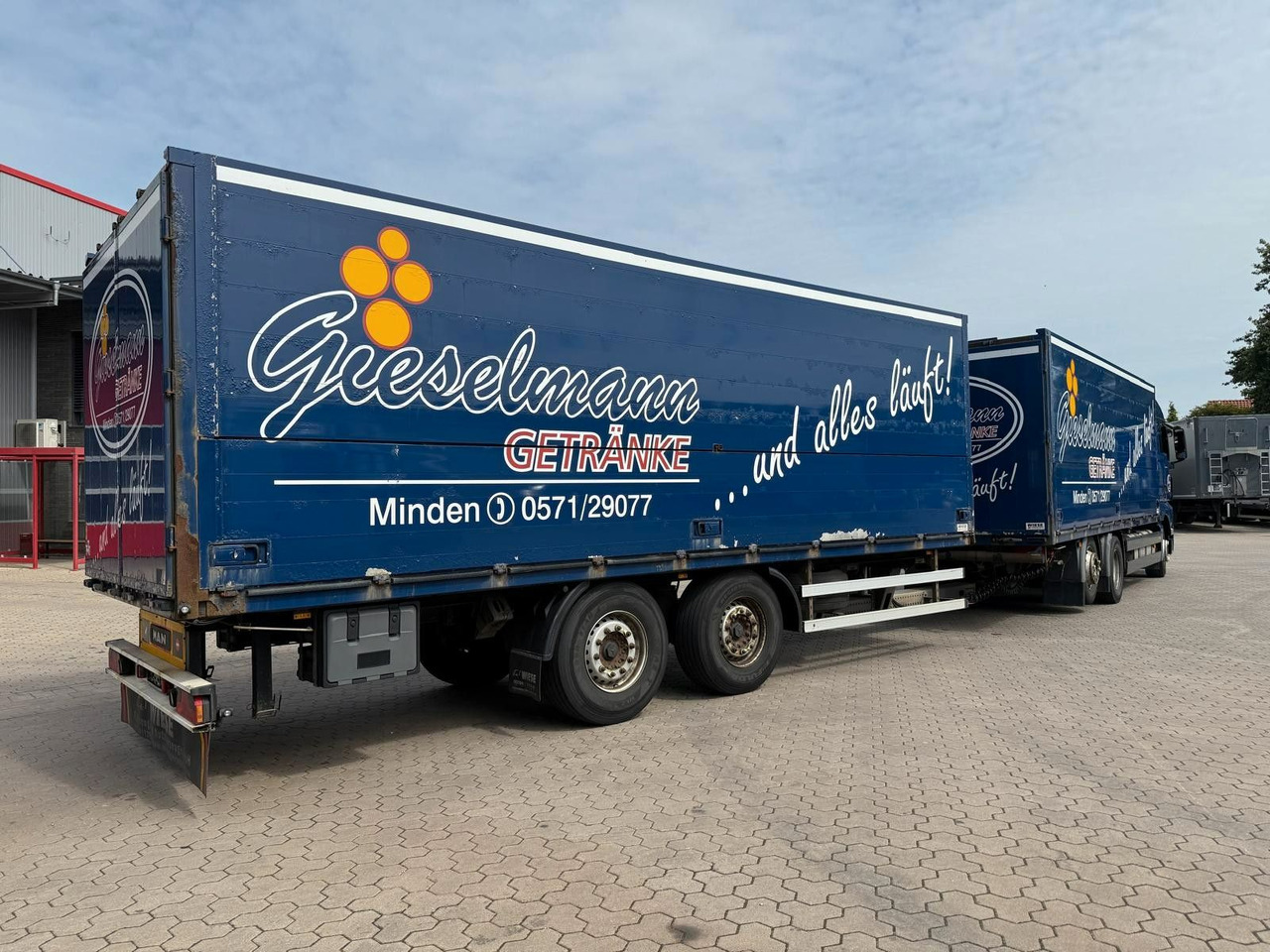 MAN TGA Schwenkwand-Getränkeaufbau incl. Anhänger - משאית משקאות: תמונה 3 MAN TGA Schwenkwand-Getränkeaufbau incl. Anhänger - משאית משקאות: תמונה 3