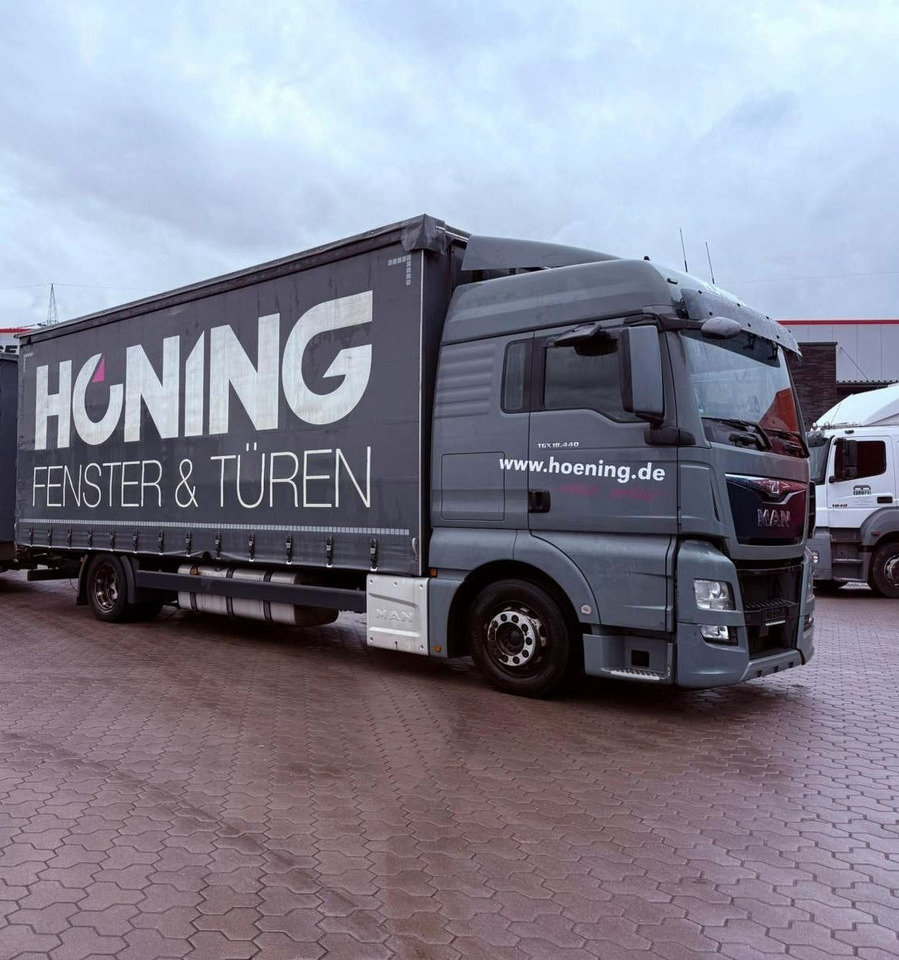 MAN TGX 18.440 LL Volumen LKW mit Staplerhalterung MAN TGX 18.440 LL Volumen LKW mit Staplerhalterung - משאית וילונות צד: תמונה 1 MAN TGX 18.440 LL Volumen LKW mit Staplerhalterung MAN TGX 18.440 LL Volumen LKW mit Staplerhalterung - משאית וילונות צד: תמונה 1