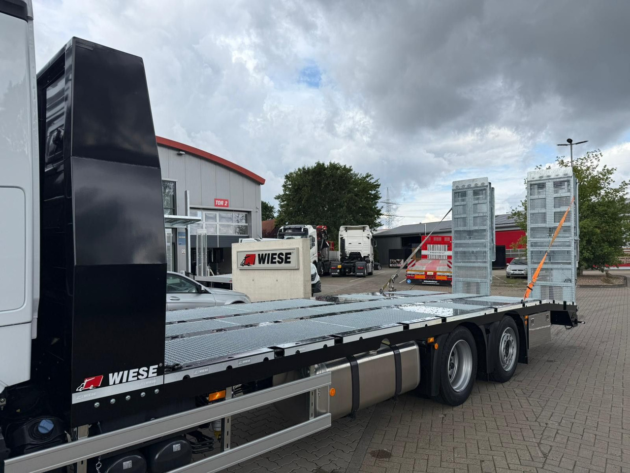 Mercedes-Benz Actros mit Rampen, Maschinentransporter - משאית צד נופל/ שטוחה: תמונה 2 Mercedes-Benz Actros mit Rampen, Maschinentransporter - משאית צד נופל/ שטוחה: תמונה 2