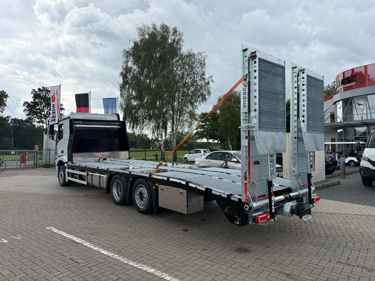 Mercedes-Benz Actros mit Rampen, Maschinentransporter - משאית צד נופל/ שטוחה: תמונה 4 Mercedes-Benz Actros mit Rampen, Maschinentransporter - משאית צד נופל/ שטוחה: תמונה 4