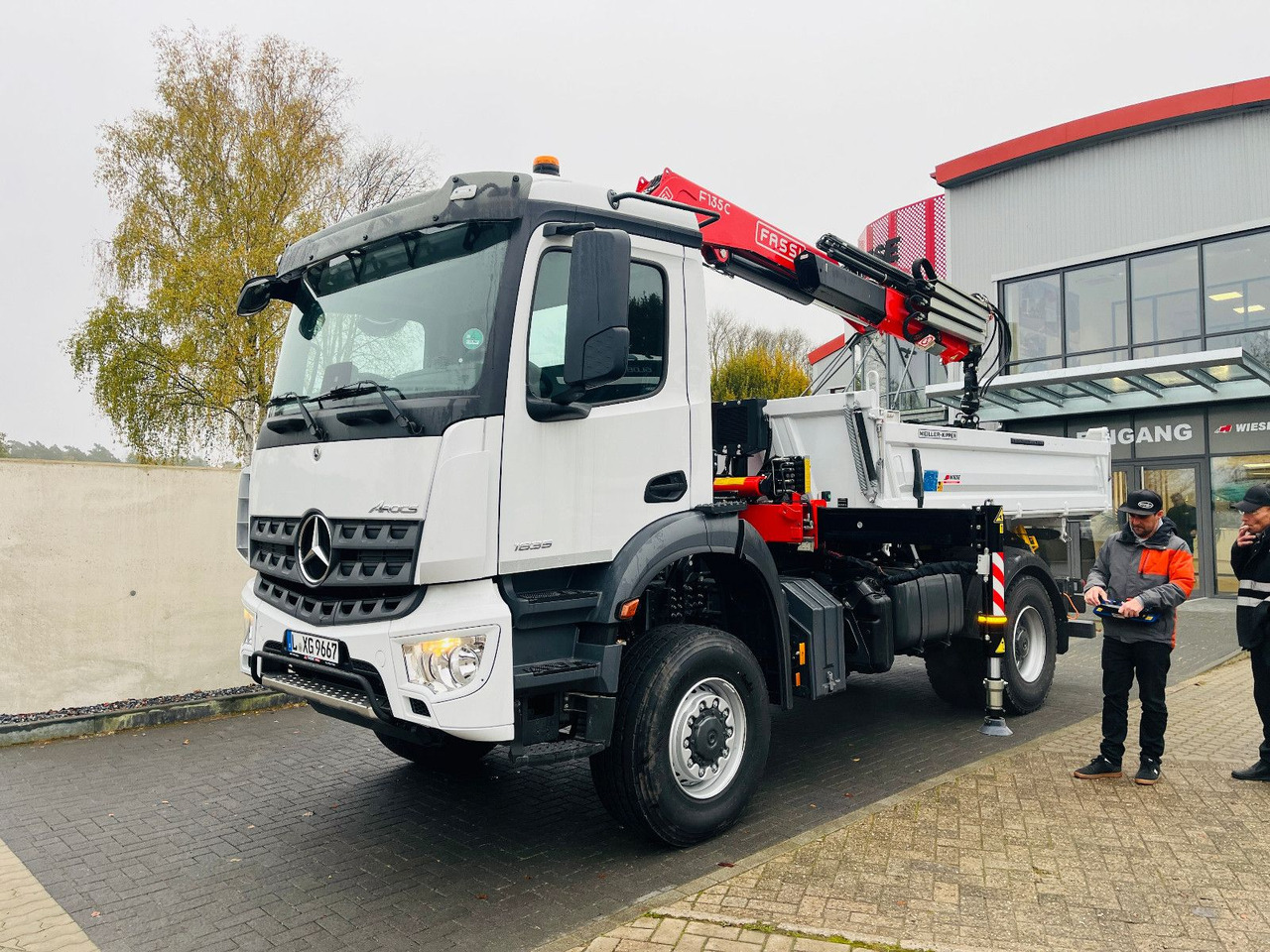 Mercedes-Benz Arocs 1835 4x4 Meiller Fassi F135 Kran Kipper - מזהיר, משאית מנוף: תמונה 1 Mercedes-Benz Arocs 1835 4x4 Meiller Fassi F135 Kran Kipper - מזהיר, משאית מנוף: תמונה 1