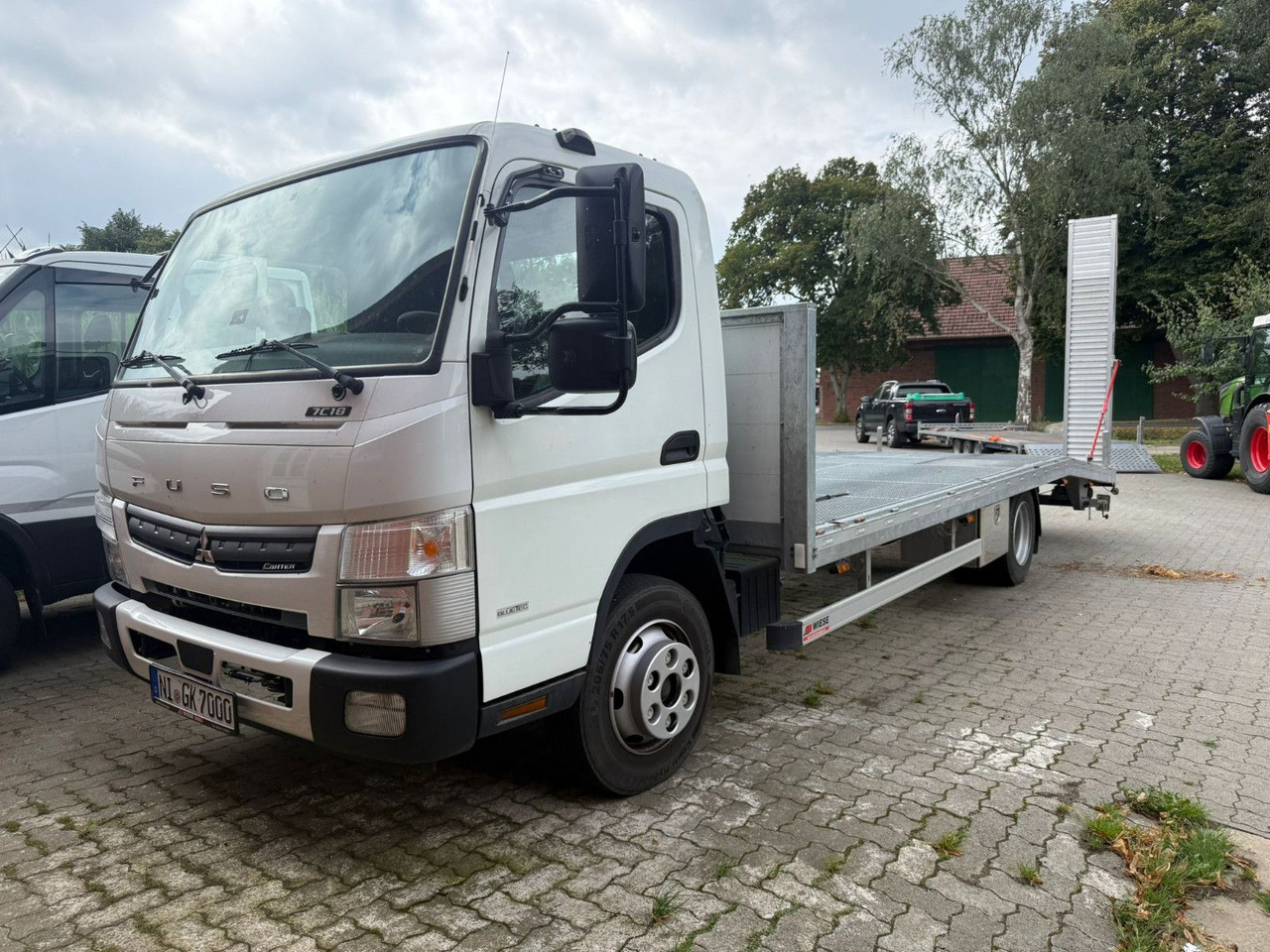 Mitsubishi Fuso Canter 7C18 Arbeitsbühnentransporter - כלי רכב מסחרי במיטה שטוחה: תמונה 1 Mitsubishi Fuso Canter 7C18 Arbeitsbühnentransporter - כלי רכב מסחרי במיטה שטוחה: תמונה 1