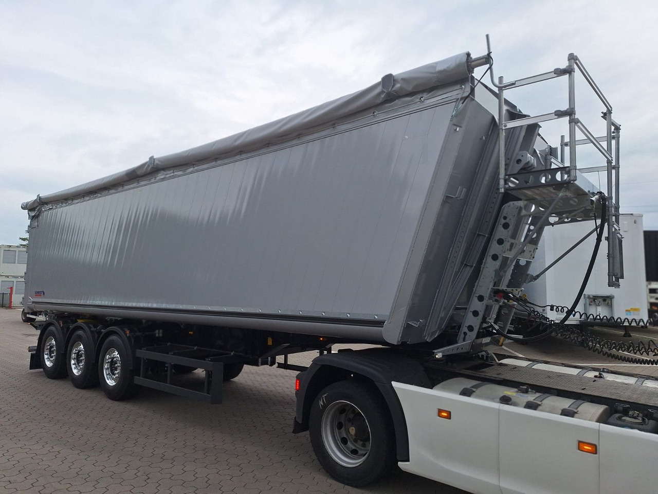 Schmitz Cargobull Kipper 52m³ mit gekröpftem Chassis - סמיטריילר עם מזהיר: תמונה 2 Schmitz Cargobull Kipper 52m³ mit gekröpftem Chassis - סמיטריילר עם מזהיר: תמונה 2
