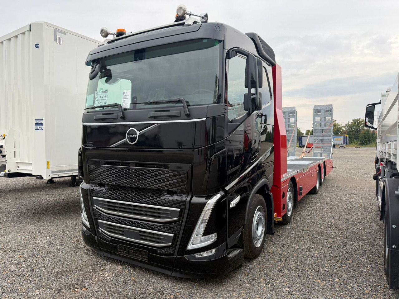 Volvo Arbeitsbühnen Baumaschinentransporter mit Rampen - משאית גרירה: תמונה 2 Volvo Arbeitsbühnen Baumaschinentransporter mit Rampen - משאית גרירה: תמונה 2