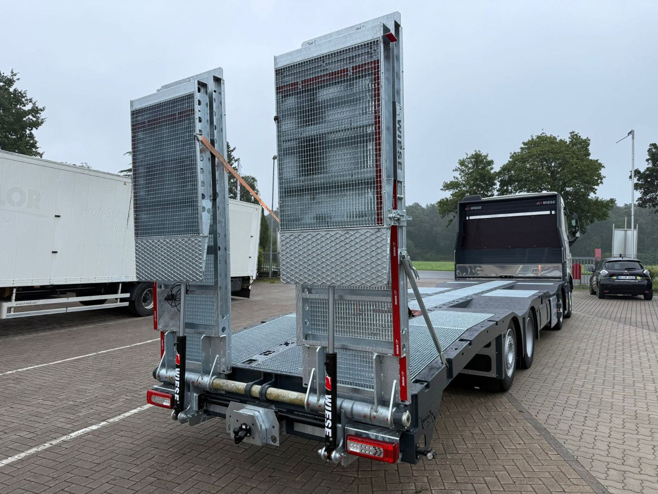Volvo Arbeitsbühnen Baumaschinentransporter mit Rampen - משאית גרירה: תמונה 3 Volvo Arbeitsbühnen Baumaschinentransporter mit Rampen - משאית גרירה: תמונה 3