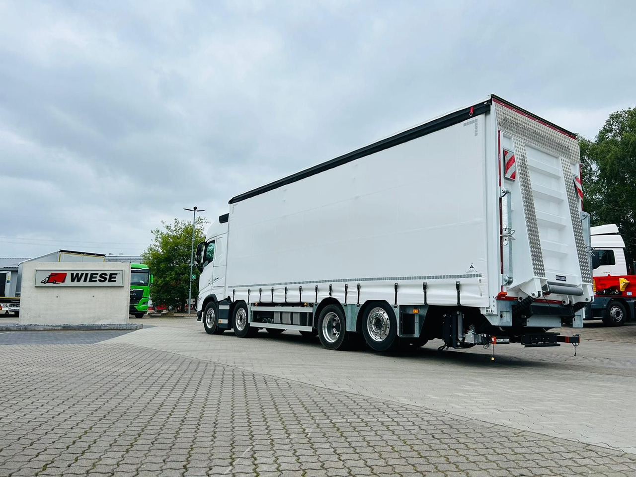 Volvo FH 500 8x2 Arbeitsbühnen Transporter LBW 9t - משאית וילונות צד: תמונה 2 Volvo FH 500 8x2 Arbeitsbühnen Transporter LBW 9t - משאית וילונות צד: תמונה 2