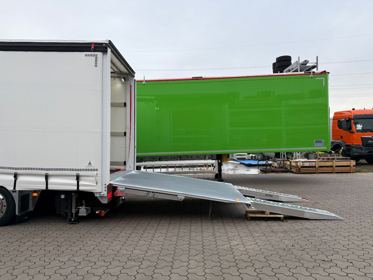 Volvo FH 500 8x2 Arbeitsbühnen Transporter LBW 9t - משאית וילונות צד: תמונה 4 Volvo FH 500 8x2 Arbeitsbühnen Transporter LBW 9t - משאית וילונות צד: תמונה 4