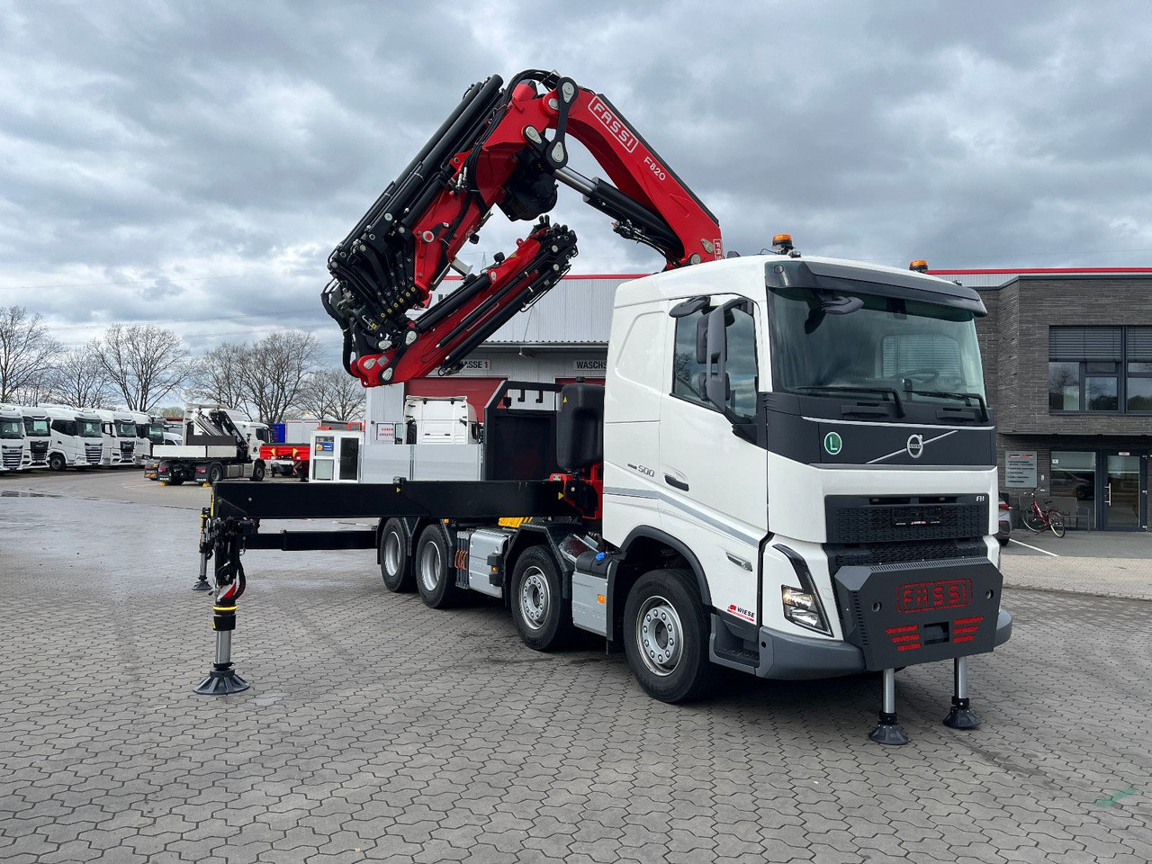 Volvo FH 500 8x4 Kran F820 RA2.27 Jib & Winde Sofort - משאית צד נופל/ שטוחה, משאית מנוף: תמונה 1 Volvo FH 500 8x4 Kran F820 RA2.27 Jib & Winde Sofort - משאית צד נופל/ שטוחה, משאית מנוף: תמונה 1
