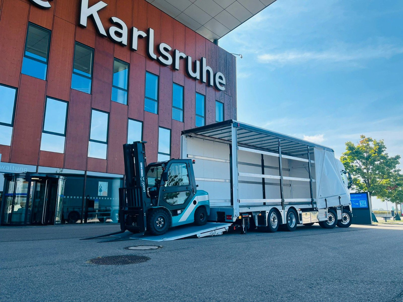 Volvo FH 500 Gabelstaplertransporter LBW Dhollandia 9t - משאית וילונות צד: תמונה 4 Volvo FH 500 Gabelstaplertransporter LBW Dhollandia 9t - משאית וילונות צד: תמונה 4