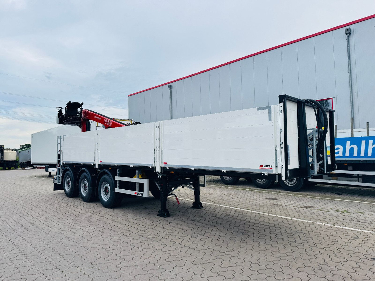 Wiese Baustoffauflieger - Heckkran Kran Fassi - סמיטריילר צד נופל/ שטוח: תמונה 3 Wiese Baustoffauflieger - Heckkran Kran Fassi - סמיטריילר צד נופל/ שטוח: תמונה 3
