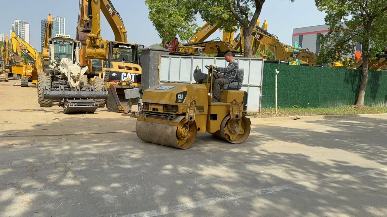 CATERPILLAR CB24B - רולר: תמונה 1 CATERPILLAR CB24B - רולר: תמונה 1