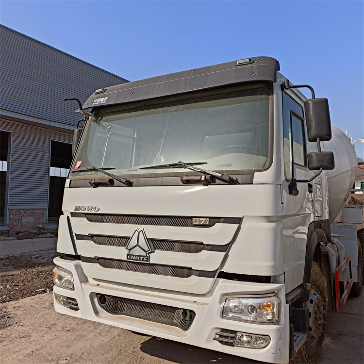 HOWO HOWO-white mixer pump truck - משאית משאבת מערבל: תמונה 4 HOWO HOWO-white mixer pump truck - משאית משאבת מערבל: תמונה 4