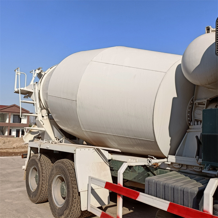 HOWO HOWO-white mixer pump truck - משאית משאבת מערבל: תמונה 3 HOWO HOWO-white mixer pump truck - משאית משאבת מערבל: תמונה 3