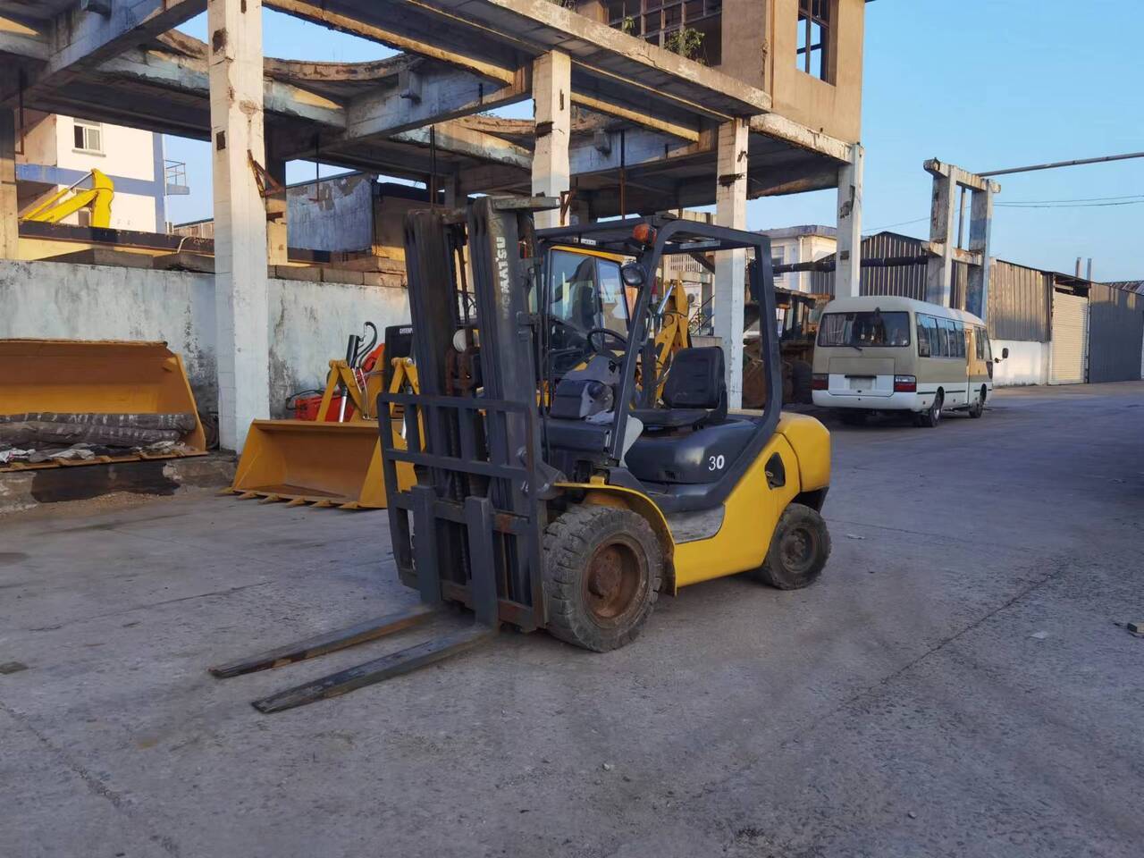 KOMATSU FD30 - מעלית מספריים: תמונה 1 KOMATSU FD30 - מעלית מספריים: תמונה 1