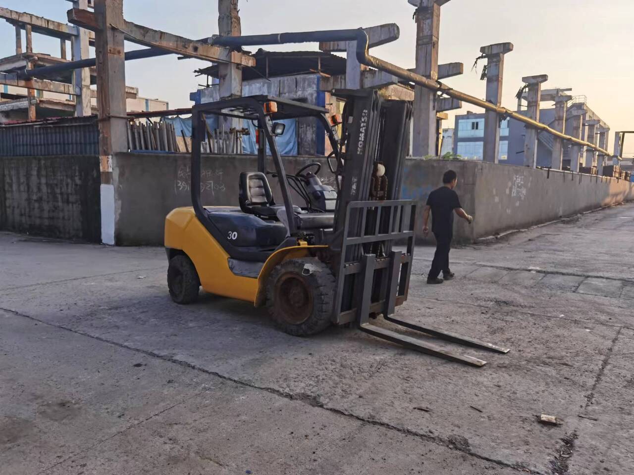 KOMATSU FD30 - מעלית מספריים: תמונה 3 KOMATSU FD30 - מעלית מספריים: תמונה 3