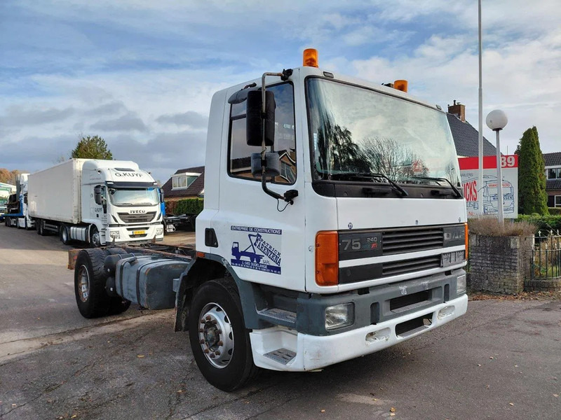 DAF 75.240 Manual Steel Suspension - משאית עם שלדת תא: תמונה 2 DAF 75.240 Manual Steel Suspension - משאית עם שלדת תא: תמונה 2