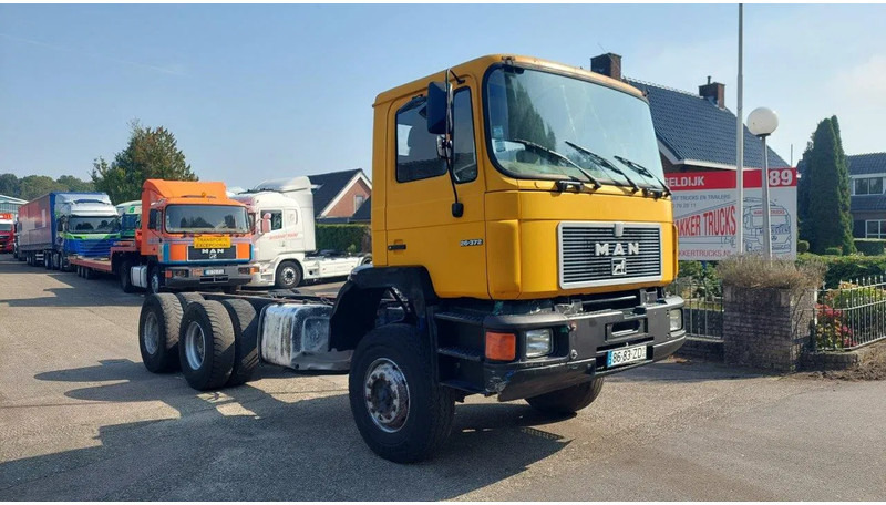MAN 26.372 MANUAL ZF GEARBOX STEEL SUSPENSION 6X4 - משאית עם שלדת תא: תמונה 3 MAN 26.372 MANUAL ZF GEARBOX STEEL SUSPENSION 6X4 - משאית עם שלדת תא: תמונה 3
