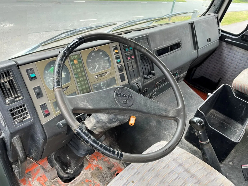 משאית מערבלת בטון MAN 35.302 8x4 FULL STEEL SPRING MANUAL ZF GEARBOX !!! 6 CILINDER !!!: תמונה 16