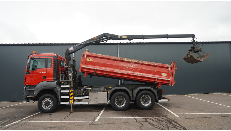 MAN TGS 28.400 6X6 2 SIDE TIPPER WITH HMF 1643 CRANE 376.400KM - משאית מנוף: תמונה 1 MAN TGS 28.400 6X6 2 SIDE TIPPER WITH HMF 1643 CRANE 376.400KM - משאית מנוף: תמונה 1