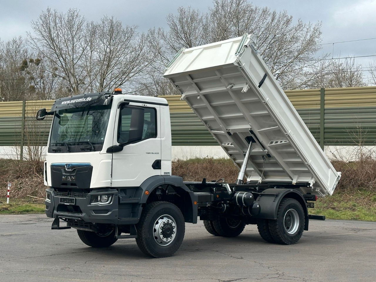 מזהיר MAN TGM 18.320  4X4  Euro 6e Euromix 3-Seiten-Kipper: תמונה 11