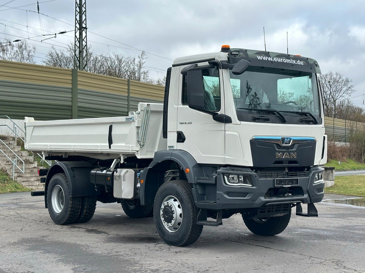 מזהיר MAN TGM 18.320  4X4  Euro 6e Euromix 3-Seiten-Kipper: תמונה 9